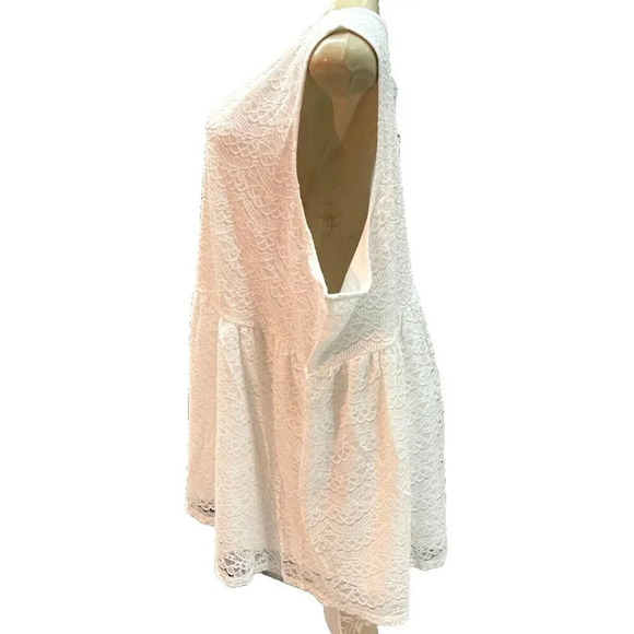 Torrid Plus 6 White Lace Lined V-NeckLine Front Button Detail Sleeveless Blouse - Picture 5 of 6